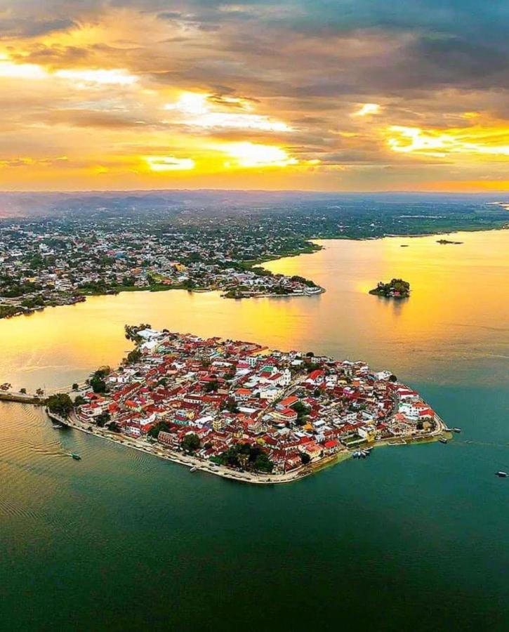 Hostal Inn 1 Флорес Экстерьер фото