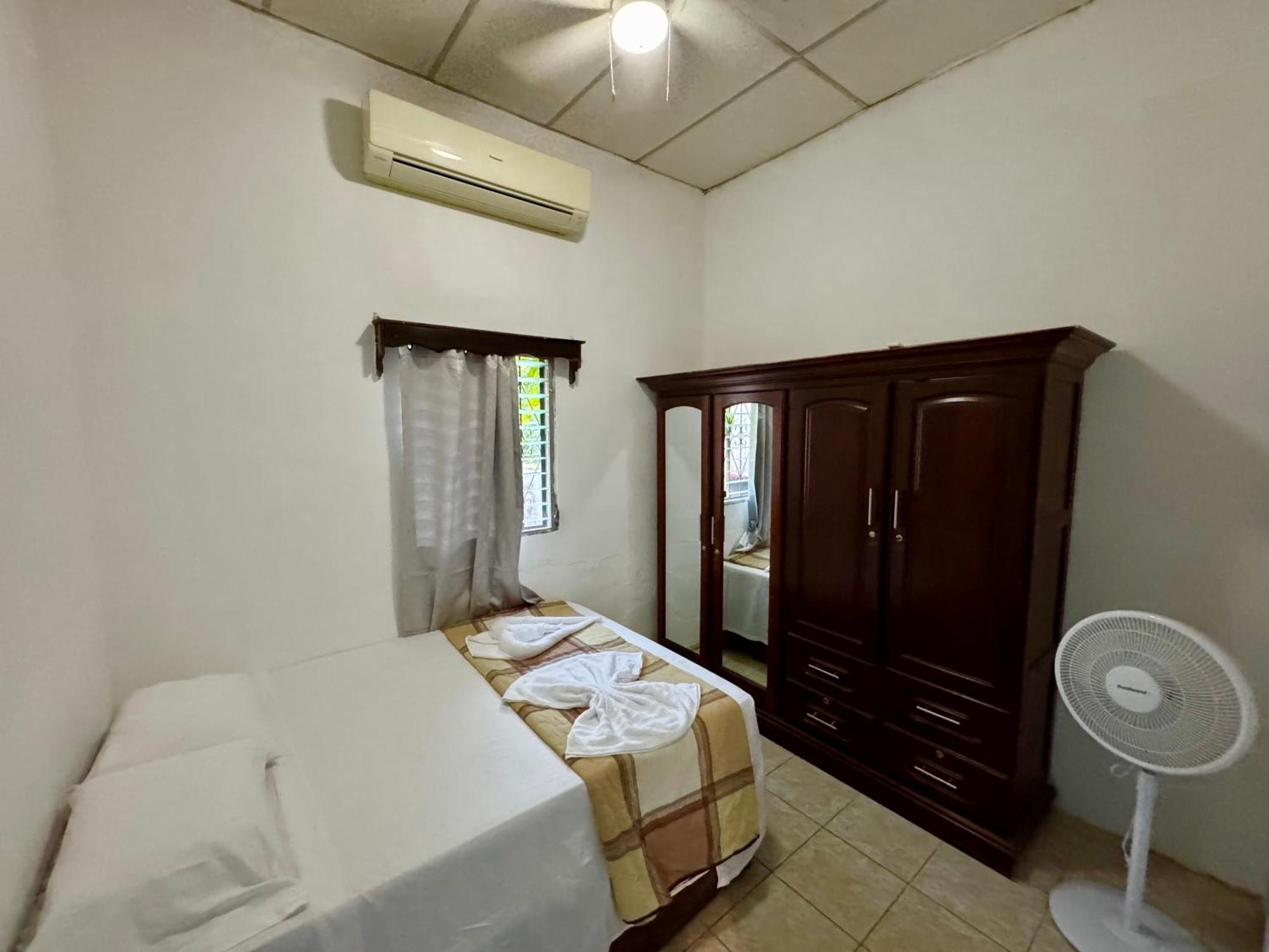 Hostal Inn 1 Флорес Экстерьер фото